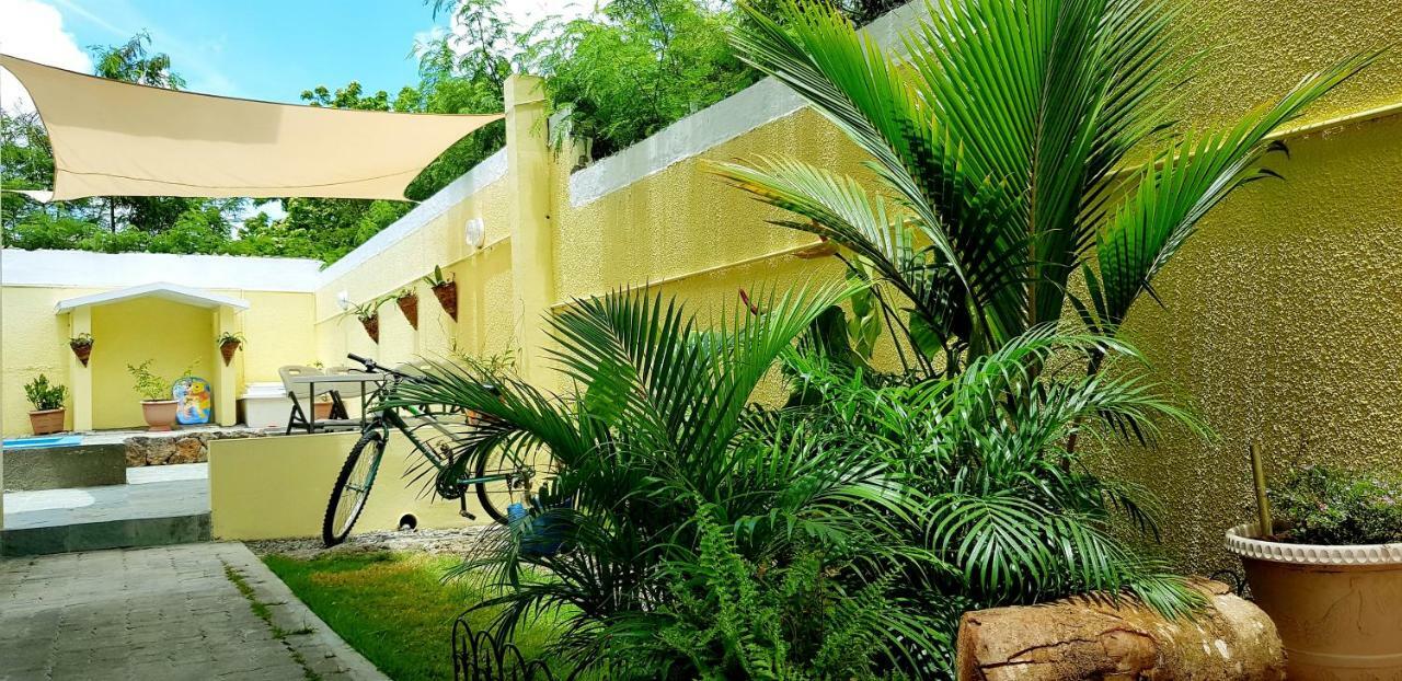 Colosseo Apartments Grand Baie Bagian luar foto